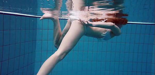  Underwater hottest babe Zelenkina swims naked